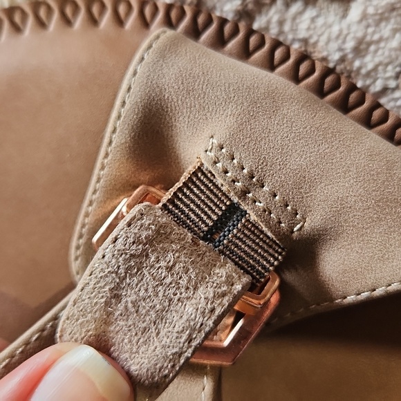 EUC Volcom Causal Slippers - Picture 5 of 6